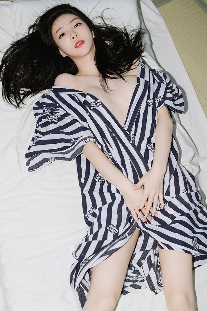 Korean girl model Kim white sling(3)